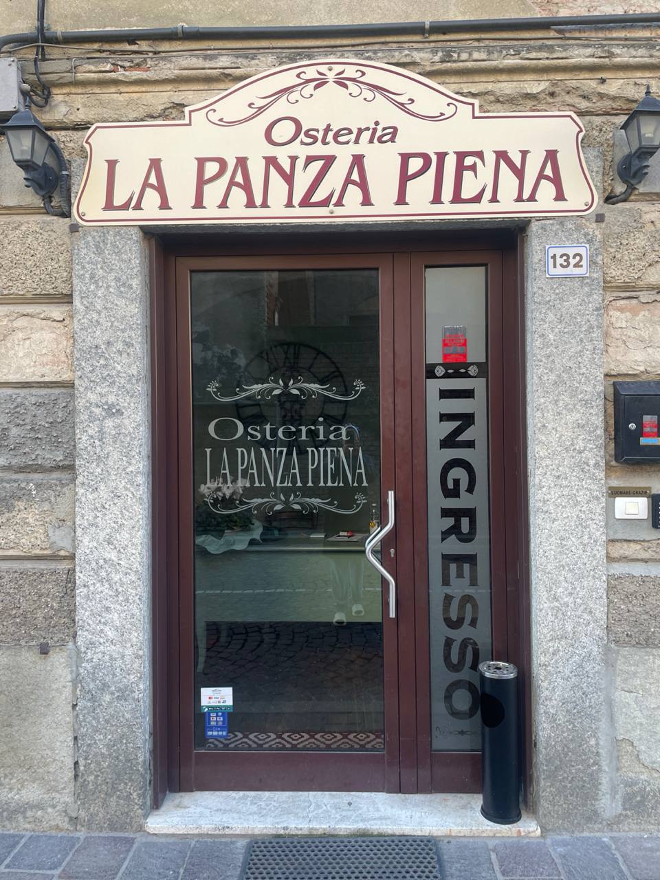 Interno accogliente e rustico dell'Osteria del Monferrato.