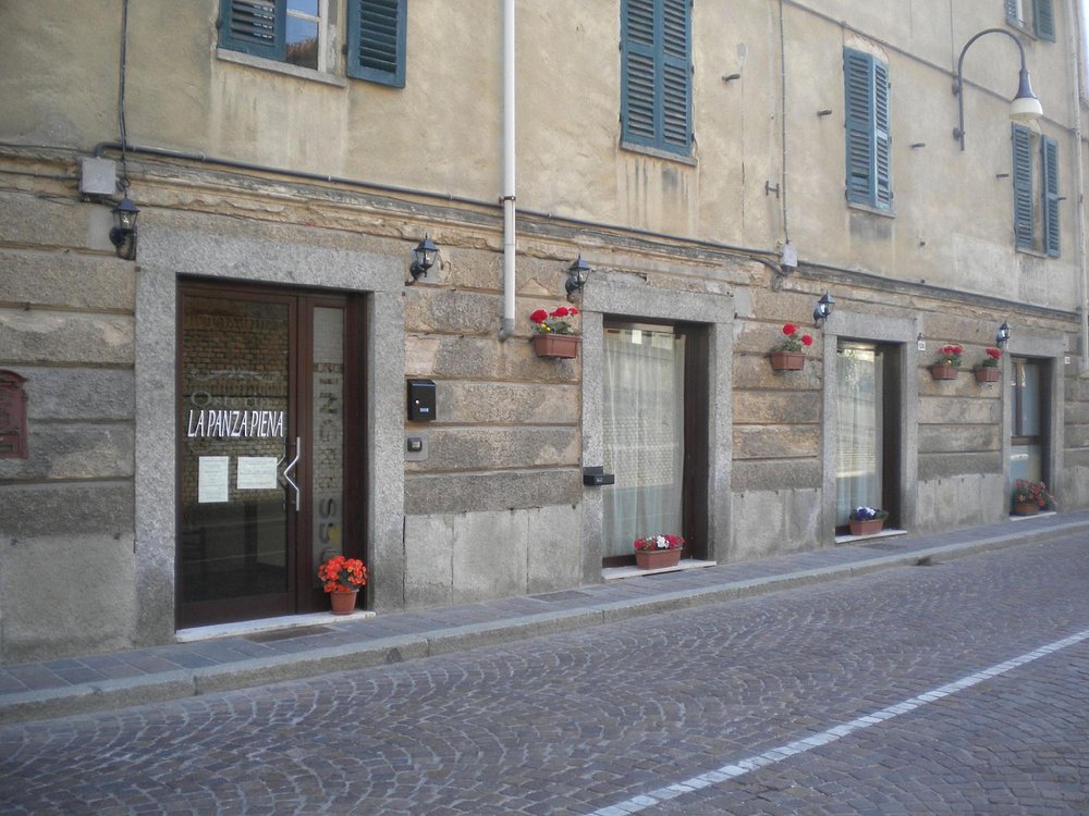 L'esterno dell'osteria, ricoperto di edera.