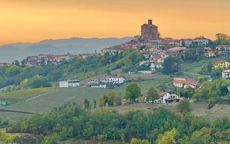 Ampia veduta delle colline del Monferrato al tramonto.