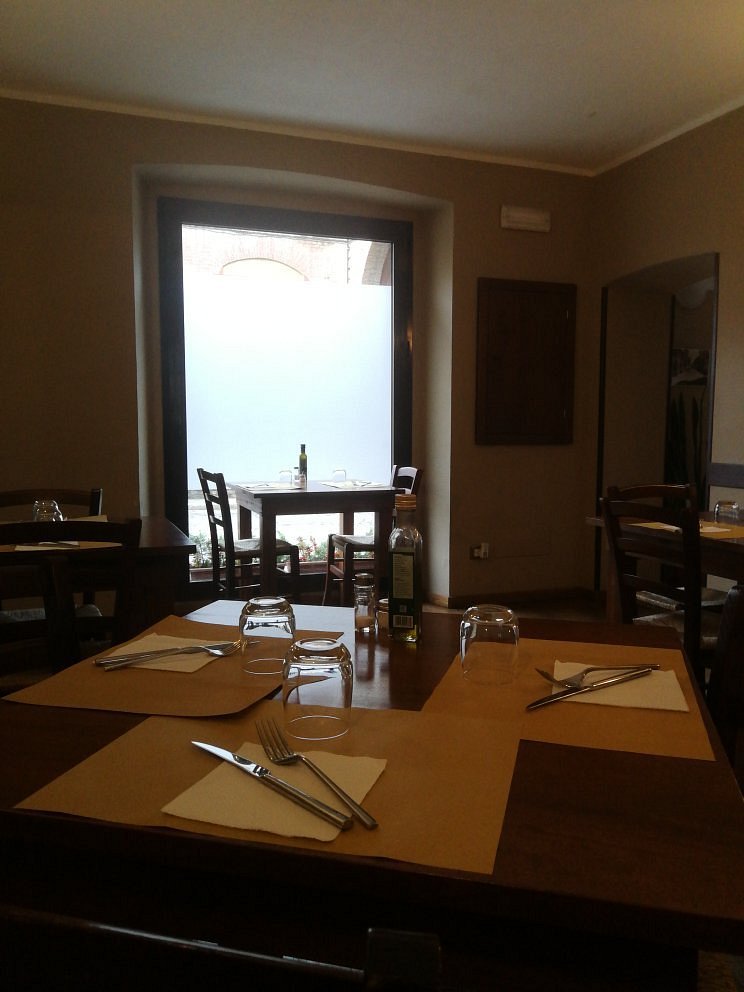 La sala da pranzo calda e accogliente dell'osteria.